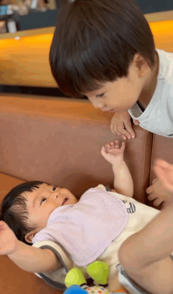 妹ちゃんをあやすお兄ちゃん②（＠naachan.familydaysさんより提供）