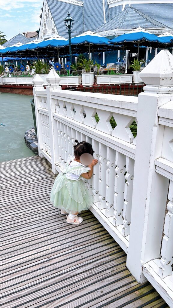 テーマパークで水路の魚に見入る娘さん②（＠morico_moさんより提供）