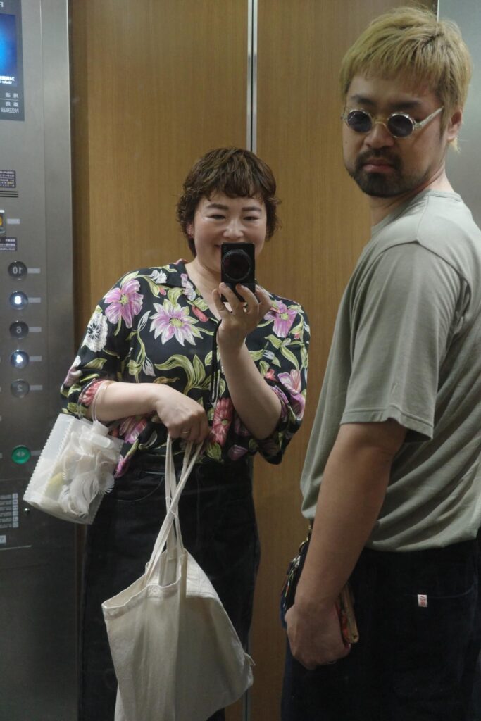 夫婦の写真：花柄のシャツを着ている奥さん（＠from1207_lifestyleさんより提供）