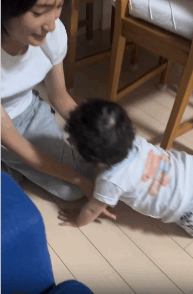 弟くんを抱き寄せるお姉ちゃん（＠perosuke_iさんより提供）