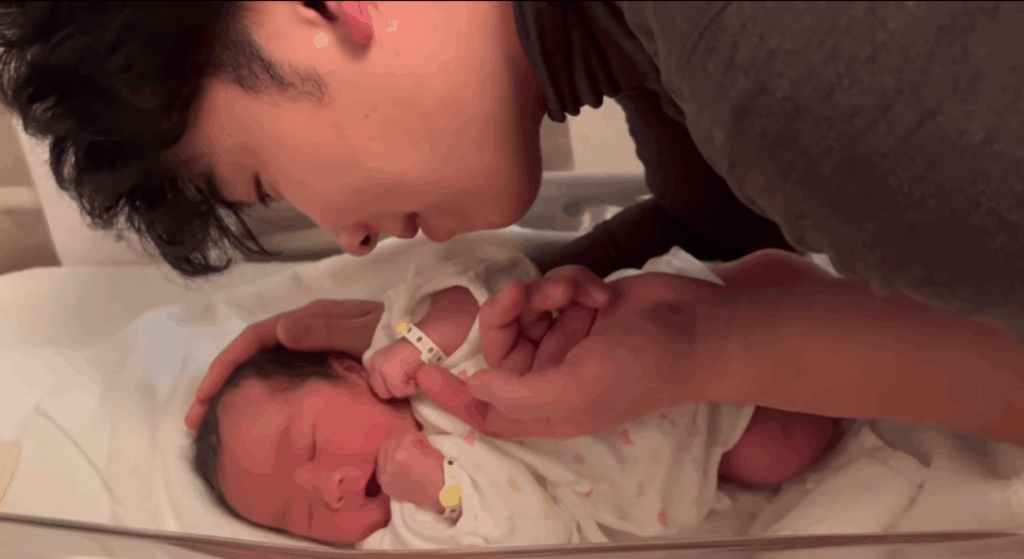 息子さんに子守唄を歌ってあげるパパさん：笑顔に（＠haruto.2024.12.14さんより提供）