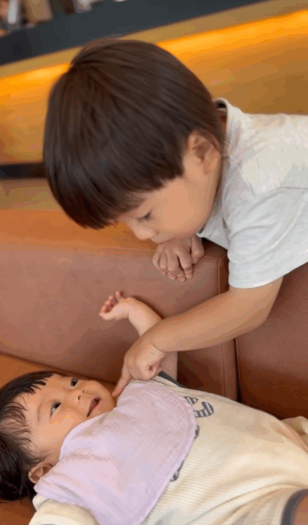 妹ちゃんをあやすお兄ちゃん③（＠naachan.familydaysさんより提供）