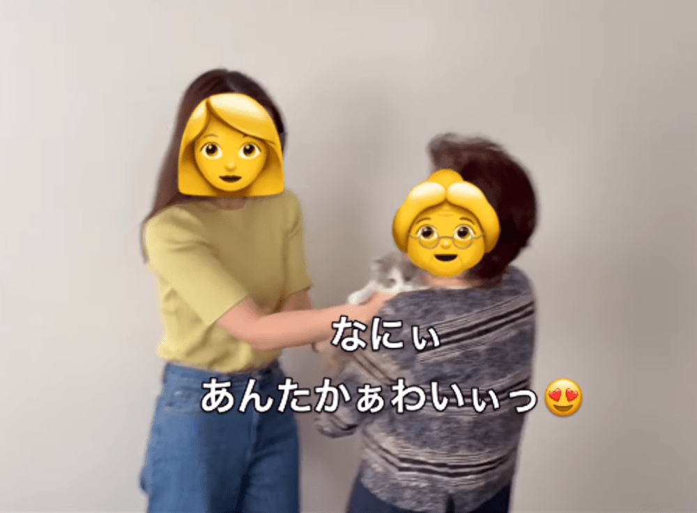 テノンちゃんを抱っこしようとするおばあちゃん（＠ten_scottish.jpさんより提供）