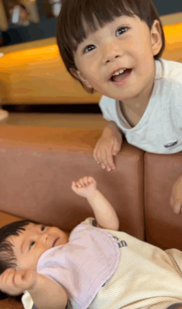 妹ちゃんをあやすお兄ちゃん④（＠naachan.familydaysさんより提供）