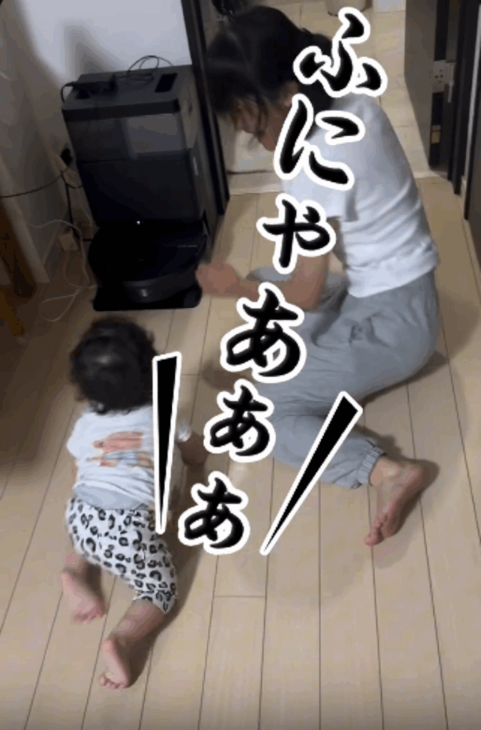 自動掃除機を怖がる弟くん（＠perosuke_iさんより提供）