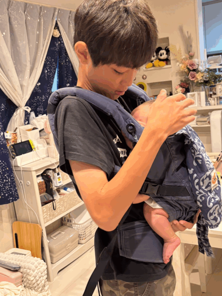 三男くんを抱っこする長男くん②（＠runatinkさんより提供）