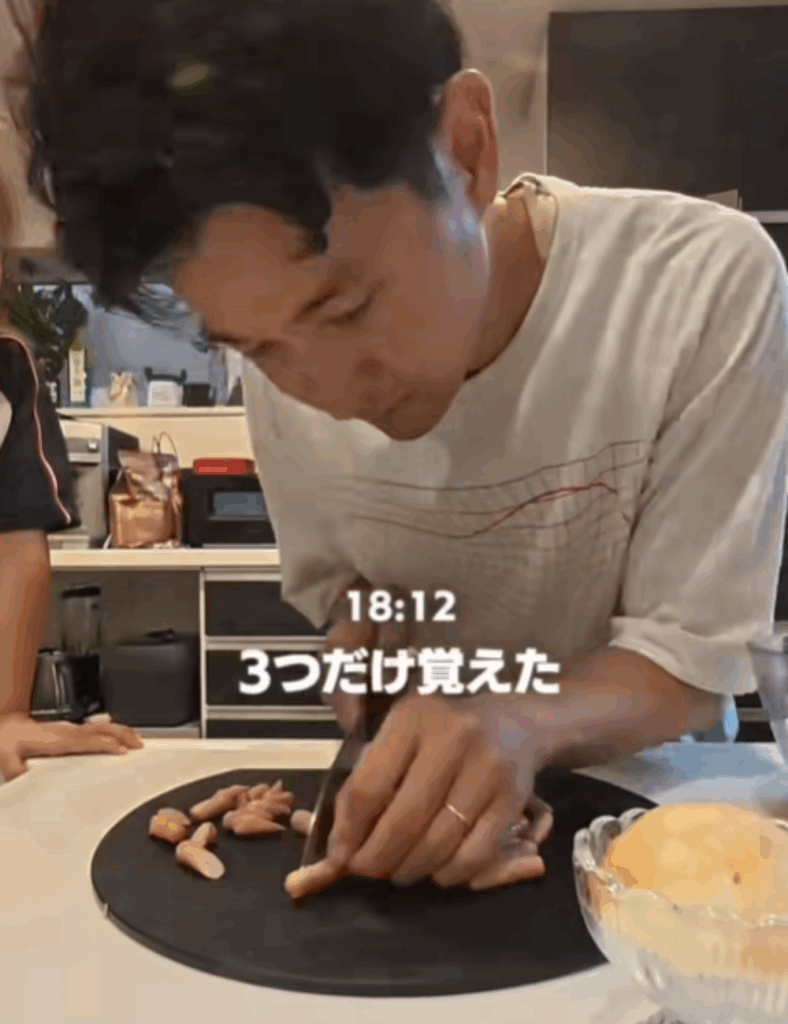 材料を丁寧に切ります（@yoshida.houseさんより提供）