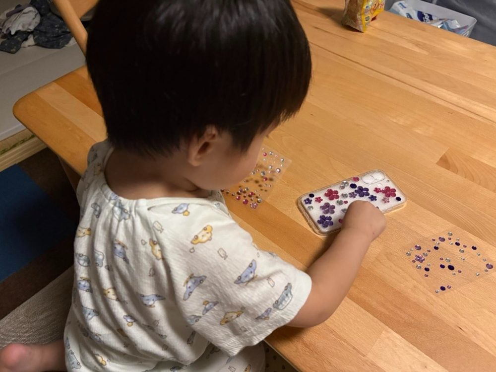 シール貼りがマイブーム（@4528.spring_s_iさんの投稿より）