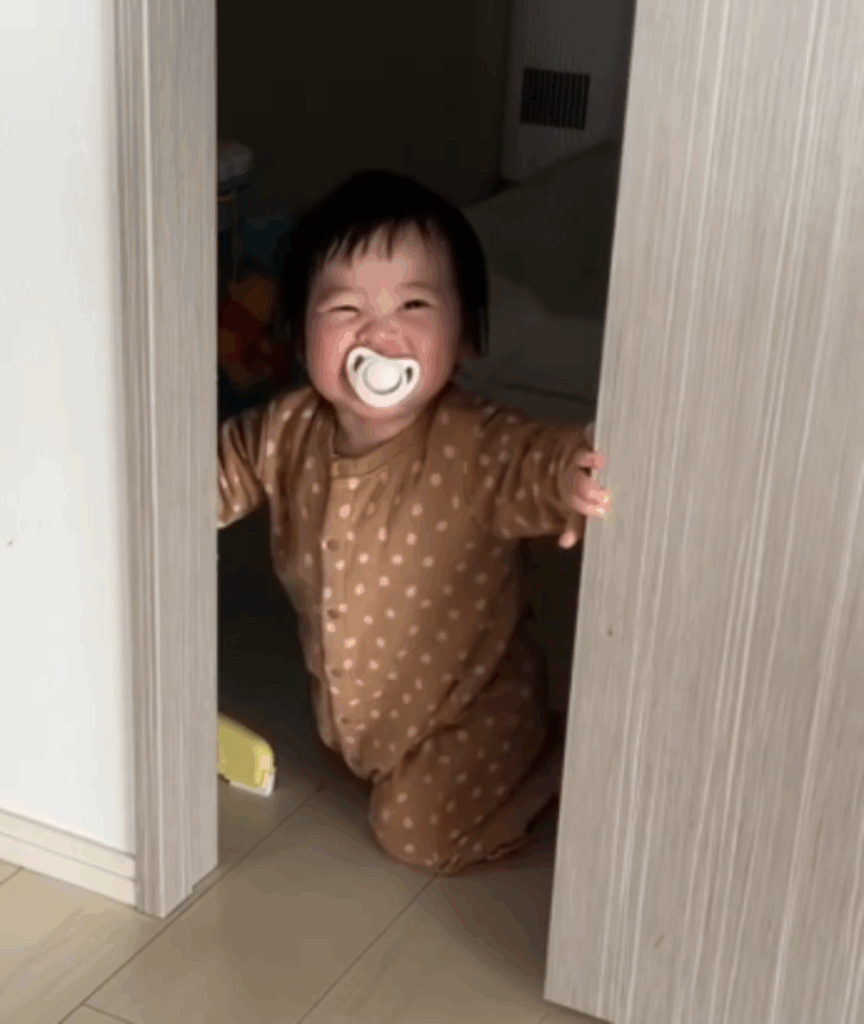 膝立ちができるようになった！（@uru__homeさんの投稿より）