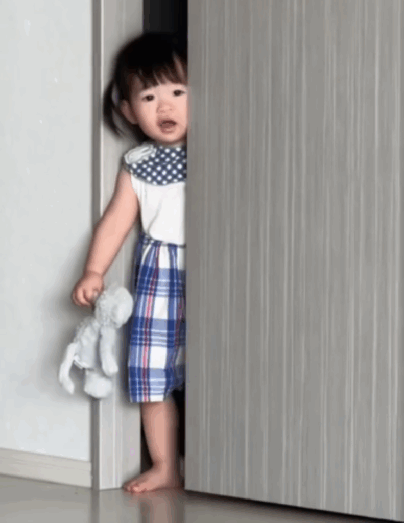 立ち上がって扉を開けるように！（@uru__homeさんの投稿より）