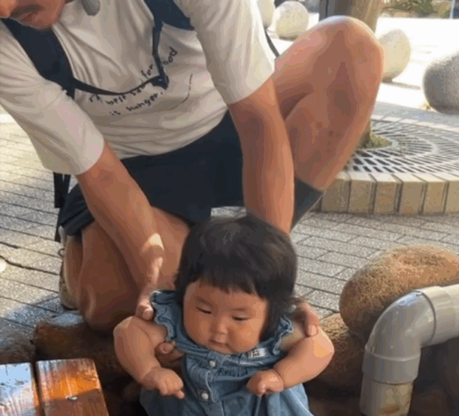 生後8ヶ月の女の子。初めて足湯を体験した結果…「かわちい」「空中足湯」「あれ？って顔がかわいい」