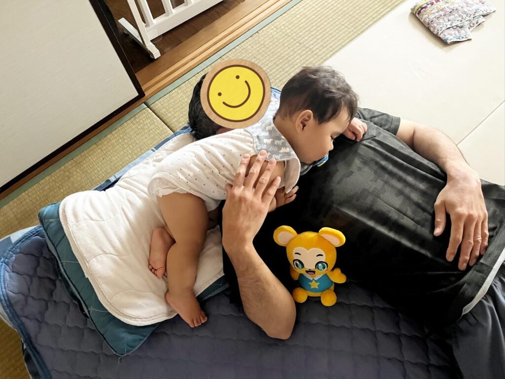 寝ている息子さんと旦那さん（＠cucumber91109さんより提供）