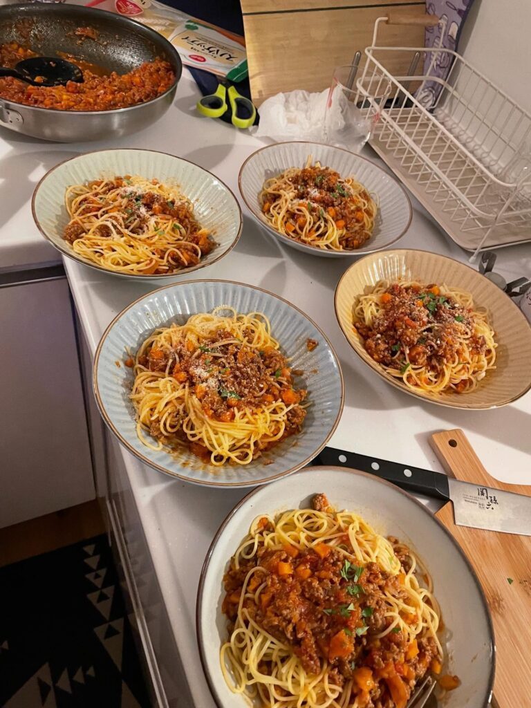 お泊まり会のディナー（＠islezoeさんより提供）