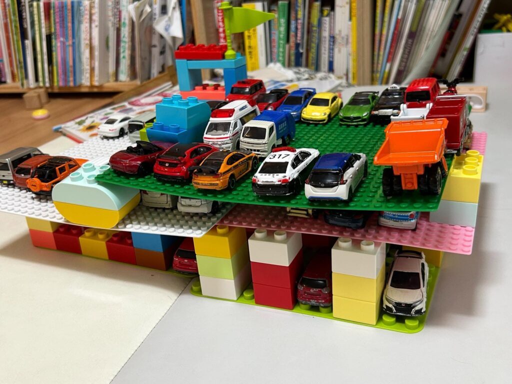 息子さん作の立体駐車場（＠yoshiyoshi.haruさんより提供）