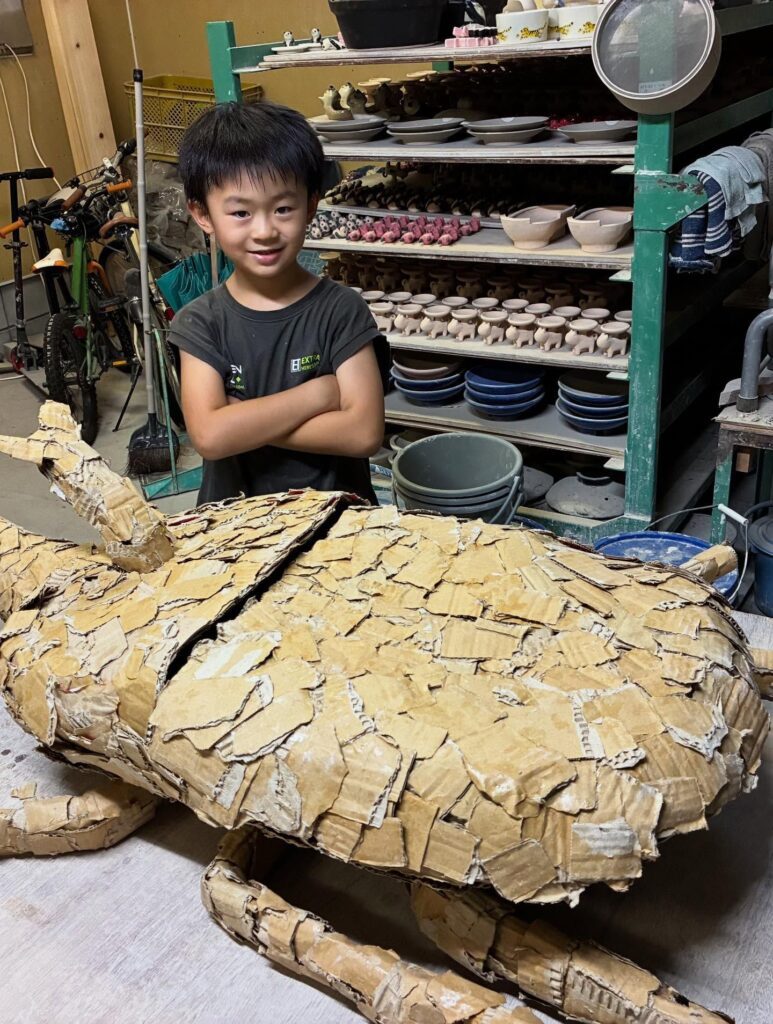 カブトムシと息子さん（＠ma.koubouさんより提供）