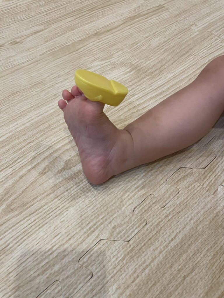 人形の靴を履く娘さん②（＠youki_withbabyさんより提供）