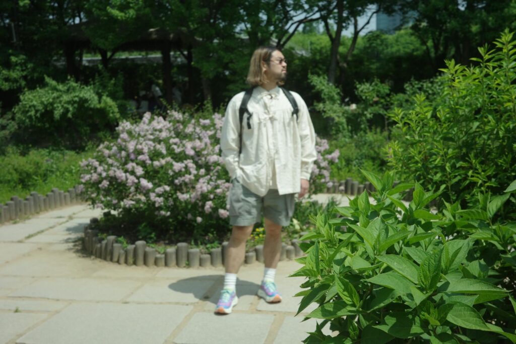 白のブラウスを着る旦那さん（＠from1207_lifestyleさんより提供）