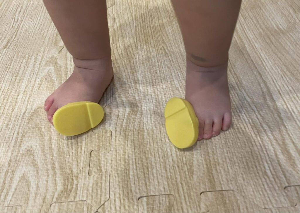 人形の靴を履く娘さん①（＠youki_withbabyさんより提供）