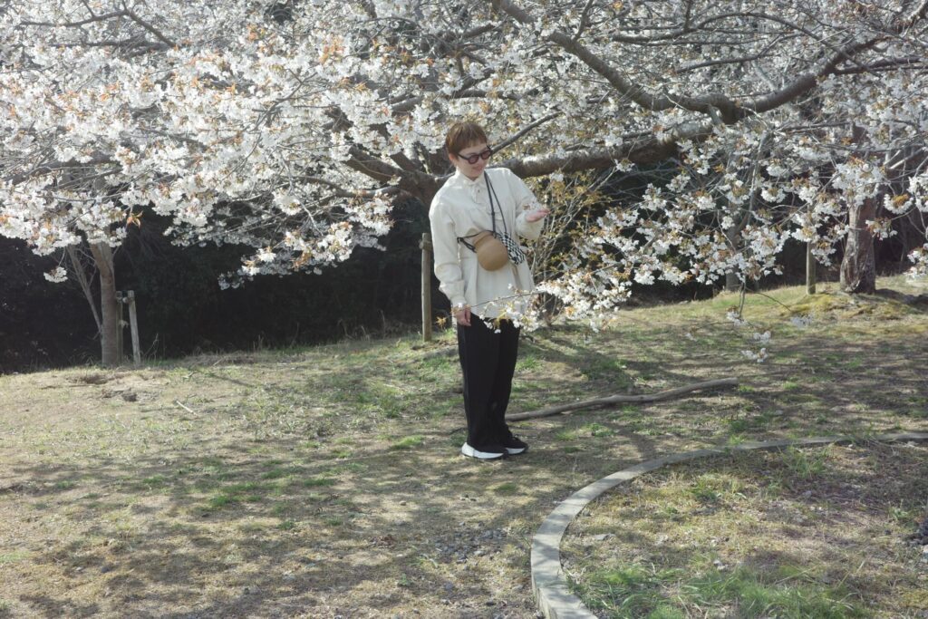 白のブラウスを着る奥さん（＠from1207_lifestyleさんより提供）