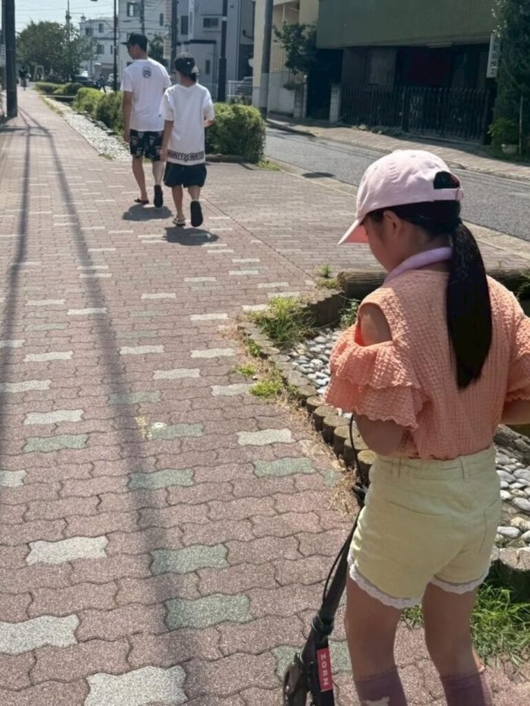 後ろからついて行く三女さん（＠_otorn_さんより提供）