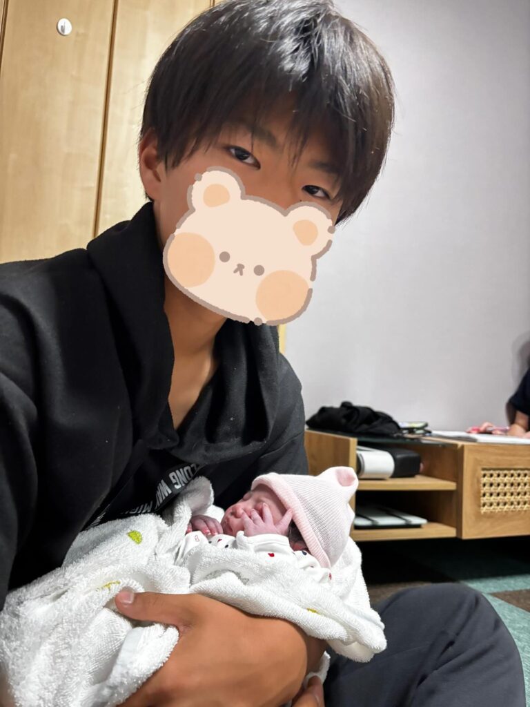 妹さんを抱く様子（＠ao.0227_さんより提供）