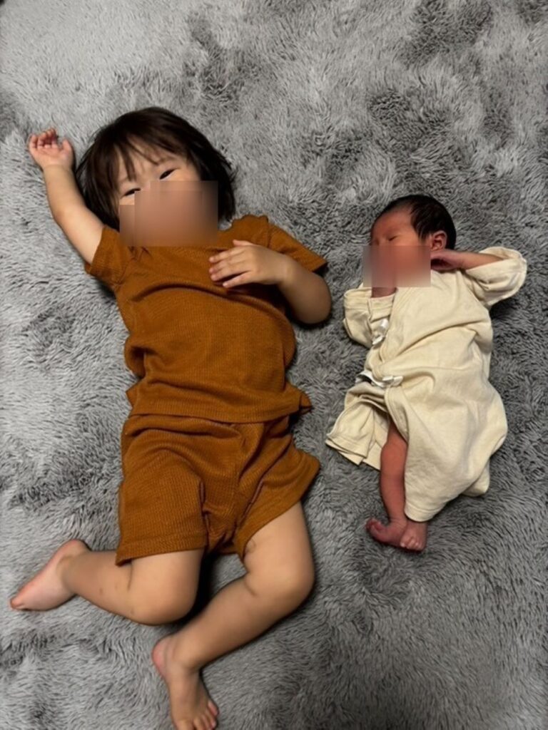 並んで寝転ぶ様子（＠ao.0227_さんより提供）