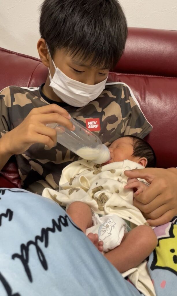 ミルクをあげる長男さん（＠ao.0227_さんより提供）