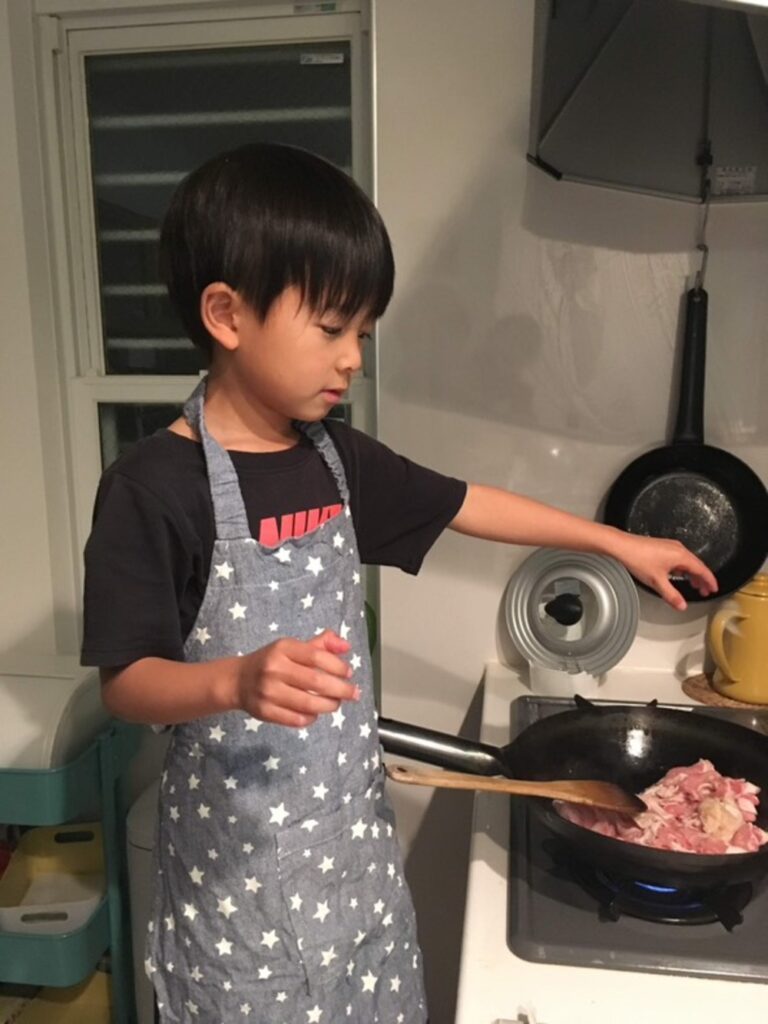 エプロン姿がいい感じ（@aimerfeel330さんより提供）