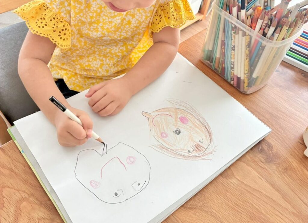 お絵描き中の娘さん（@cry.manaさんより提供）