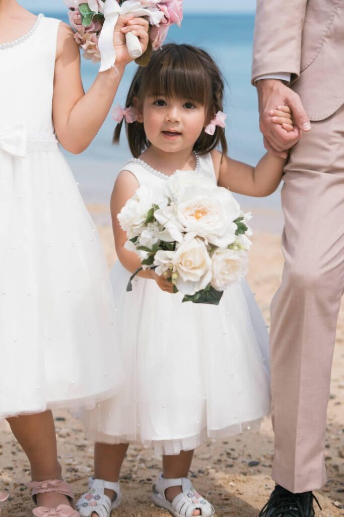 白いドレスを身につける娘さん（＠ambeeschannelさんより提供）