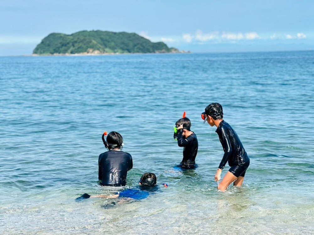 海で遊ぶ様子①（@satomi_kimomydesignさんより提供）