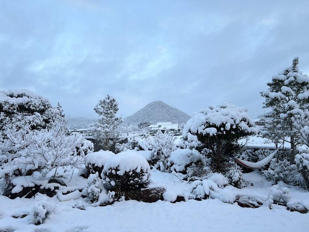 雪化粧した庭と小富士山（@owocowac_designさんより提供）