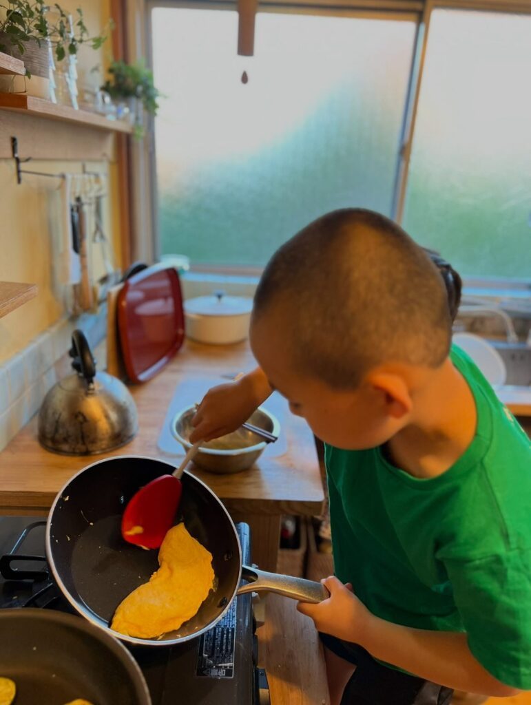 オムレツを作る長男くん（＠izumo88megusanさんより提供）