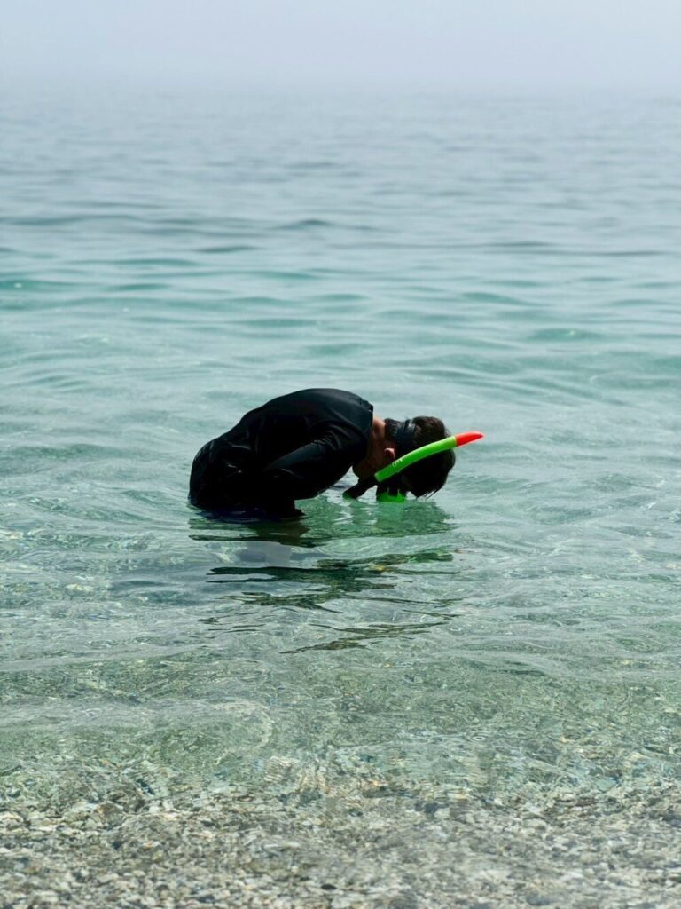 海で遊ぶ様子②（@satomi_kimomydesignさんより提供）