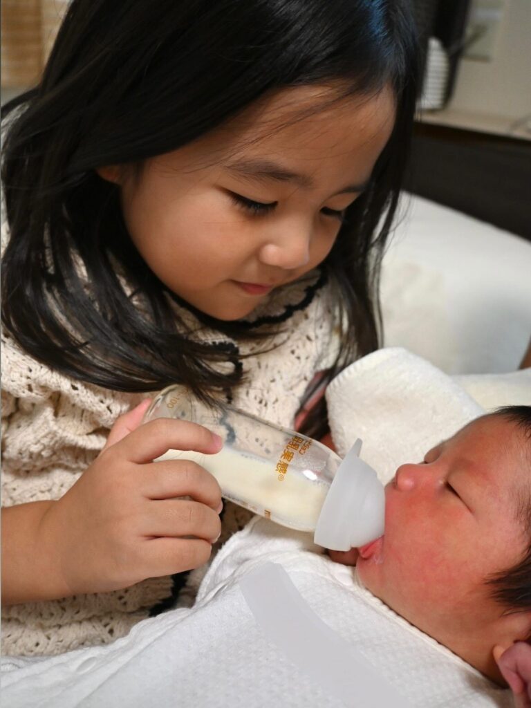 弟くんにミルクを上げる娘さん②（＠877___lifeさんより提供）