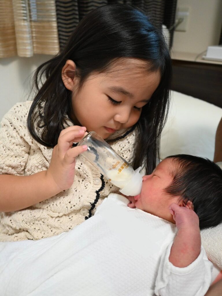 弟くんにミルクを上げる娘さん①（＠877___lifeさんより提供）