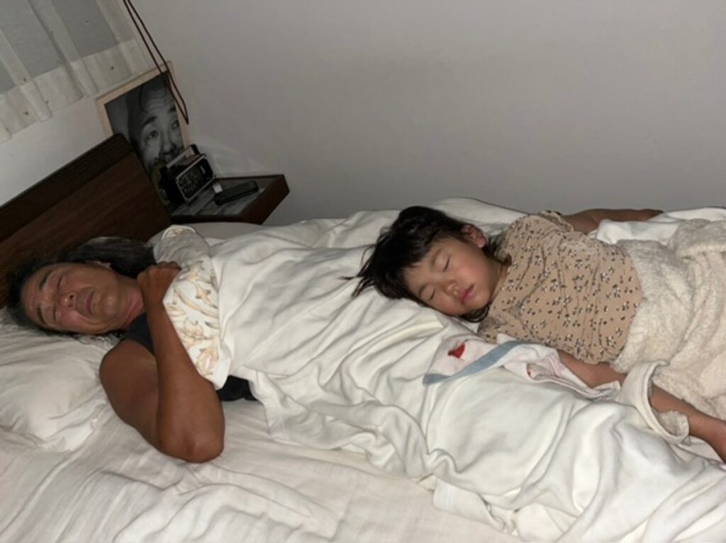 仲良く寝ています（@seriiinaa_15さんより提供）