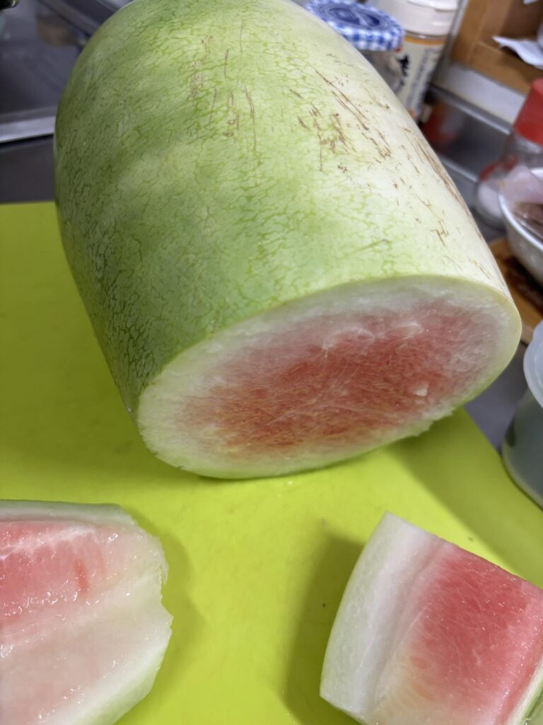 トウガンを切ってみると…（＠suzuyuka.ktmさんより提供）