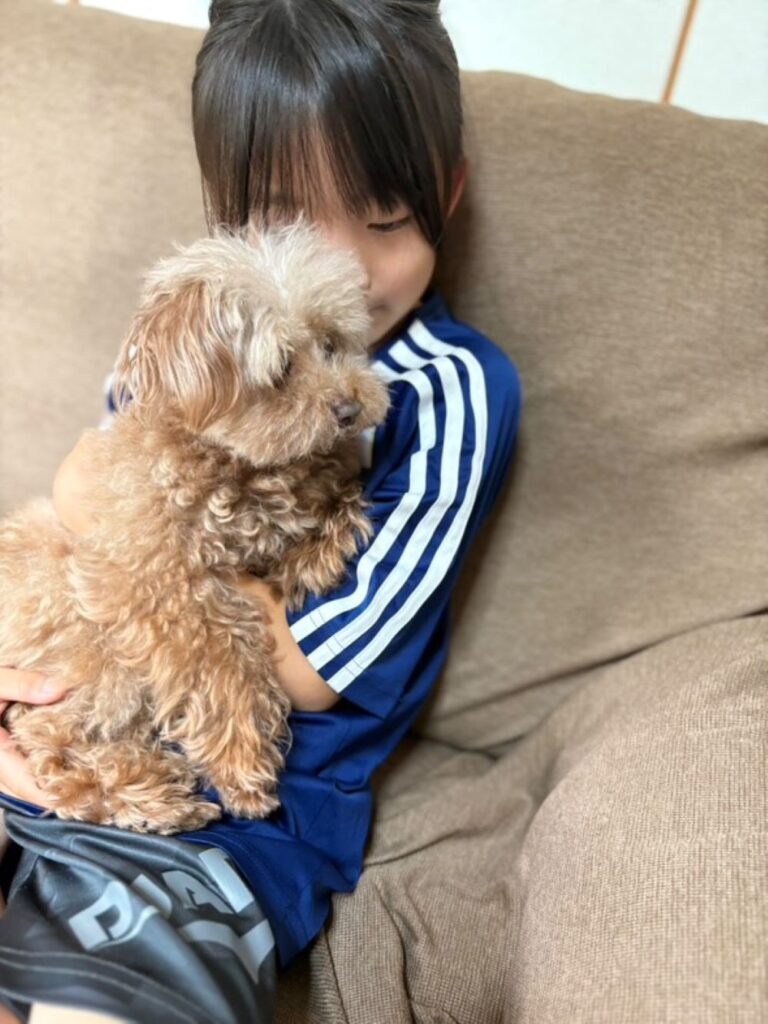 娘さんとワンちゃん（＠miki.theratiさんより提供）