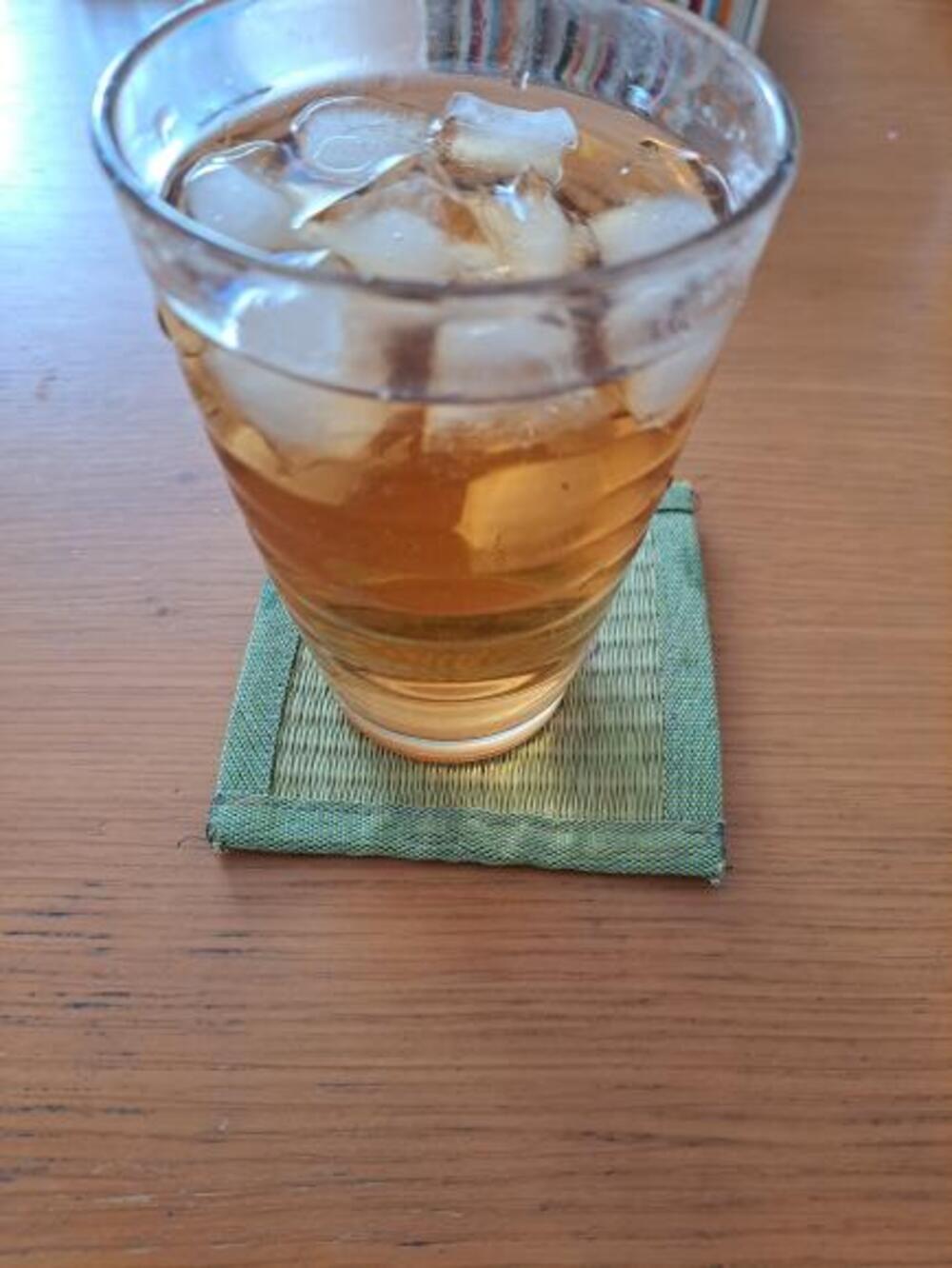 職場で…同僚「麦茶いる？」渡してきたまさかのモノに「絶対美味しいやつ」「贅沢」