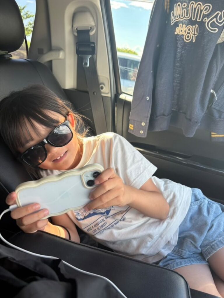 スマホで遊ぶ娘さん（＠miki.theratiさんより提供）