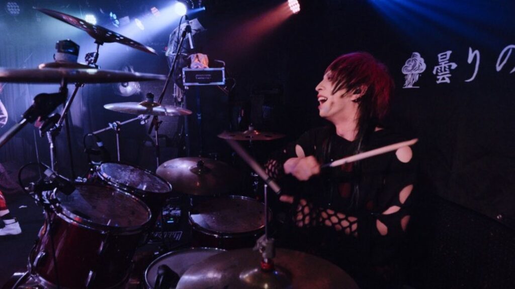 ドラムを叩く姿（@K_N_mikageさんより提供）