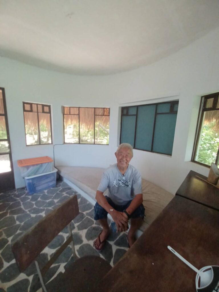 書斎の中の崎山さん（提供写真）