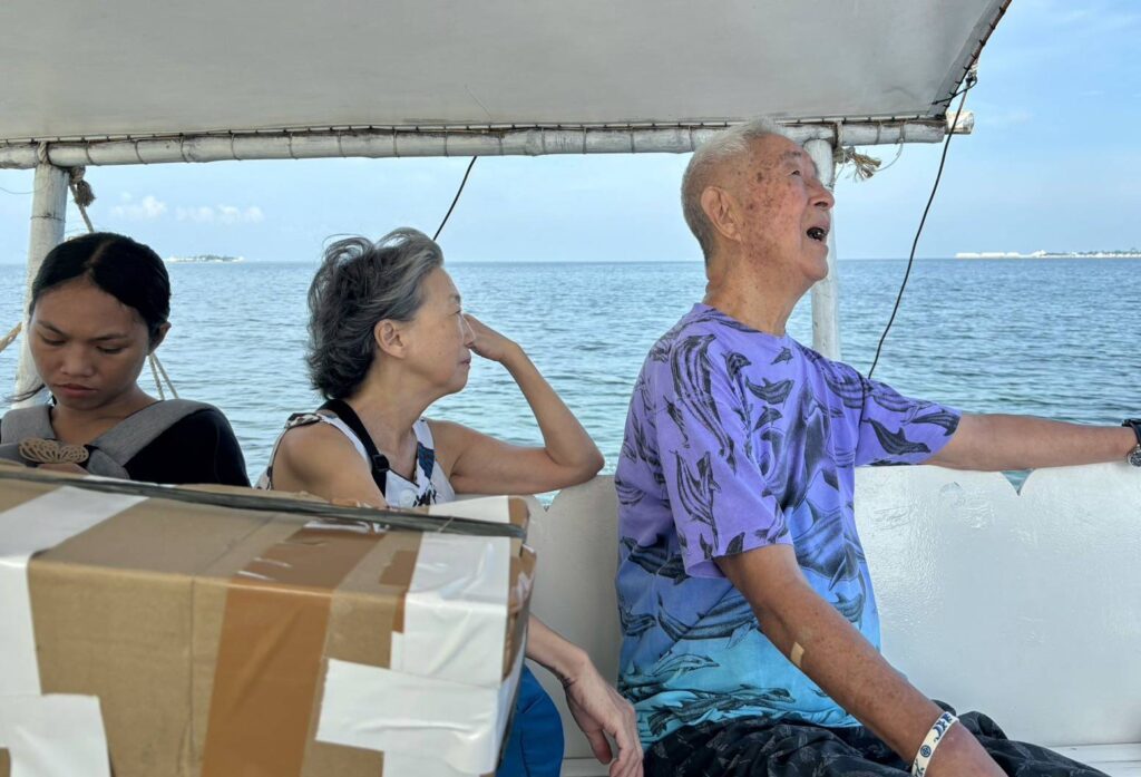 崎山さん（右）、妻・順子さん（左）