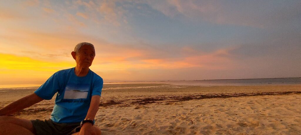 カオハガン島で過ごす崎山さん（提供写真）