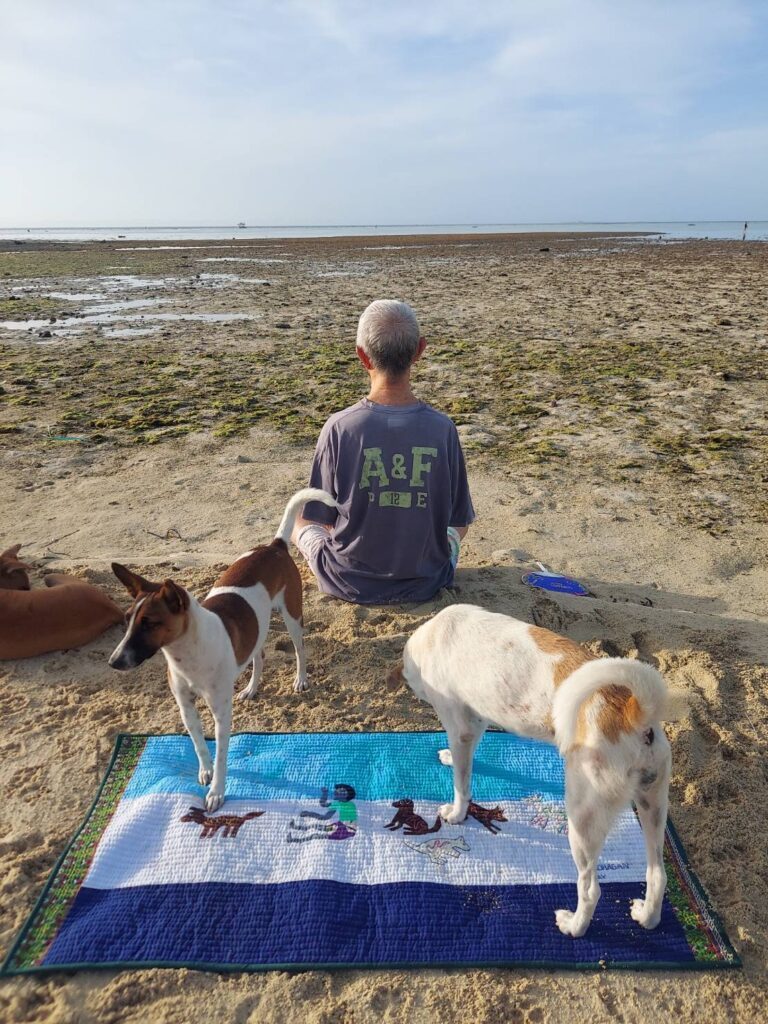 潮が引いた海と崎山さん（提供写真）