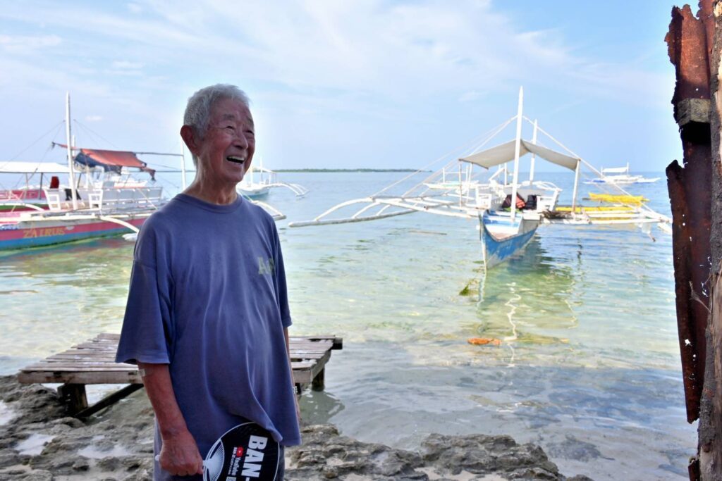 カオハガン島の海と崎山さん