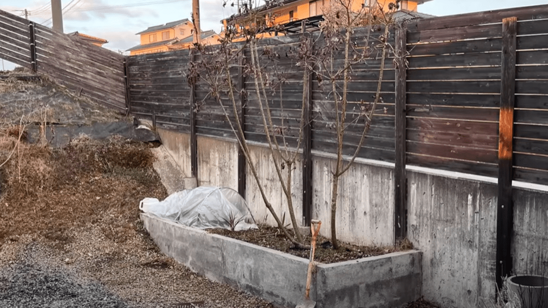 殺風景な玄関先の庭…30代夫婦が週末DIYした結果→出来上がった空間に「DIYでこのレベルはすごい」「魅力的！」