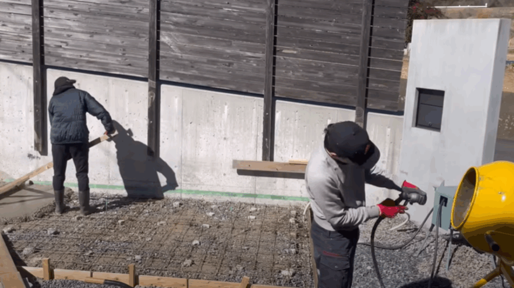 コンクリートで土間打ち（＠machikane_baseさんより提供）