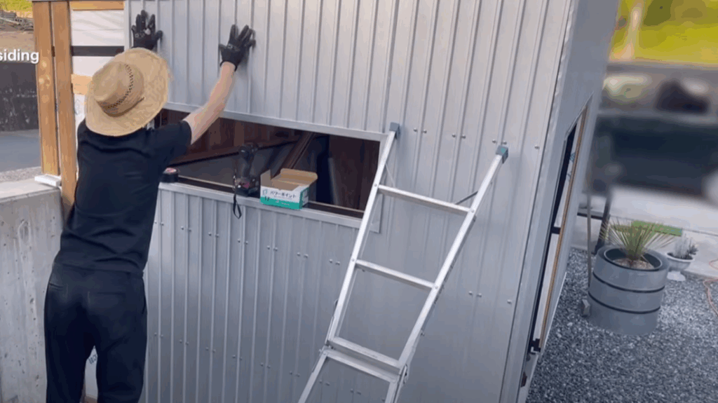 壁はこだわりのガルバリウム仕上げ（＠machikane_baseさんより提供）